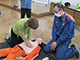 訓練用の人形を用いて説明